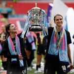 　女子ＦＡ杯で優勝し、トロフィーを掲げて喜ぶ長谷川唯（左）＝５月３１日、ロンドン（アクションイメージズ・ロイター＝共同）