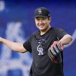 　笑顔で調整するロッキーズ・菅野＝５月、ロサンゼルス（共同）