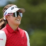 　ショップライトＬＰＧＡ最終ラウンド、８番ティーで笑顔を見せる岩井千怜＝５月３１日、ニュージャージー州ギャロウェー（ゲッティ＝共同）