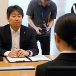 　２０２７年春に卒業を予定する大学生らの就職活動が解禁日を迎え、対面で面接を受ける学生（手前）＝１日午前、東京都千代田区の第一生命保険