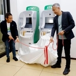 　ファミリーマートの店内でＡＴＭをお披露目する同社の小谷健夫社長（左）と、セブン銀行の松橋正明社長＝１日午前、東京都港区