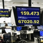 　節目の６万７０００円を突破し、取引時間中の最高値を２営業日連続で更新した日経平均株価を示すモニター＝１日午前、東京都港区の外為どっとコム