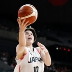 　２５年７月、日本代表強化試合のデンマーク戦でシュートを放つ渡嘉敷来夢＝有明アリーナ