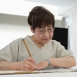 　原爆死没者名簿に名前を書き加える森田孝子さん＝１日午前、長崎市役所