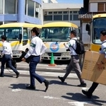 　家宅捜索のため「名古屋スイミングクラブ」に入る捜査員＝１日午前、名古屋市南区
