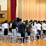 　長崎県佐世保市立大久保小の全校集会で黙とうする児童ら＝１日午前