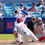 　フィリーズ戦の８回、右前打を放つドジャース・大谷＝ロサンゼルス（共同）