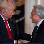 　握手するトランプ米大統領（左）と米半導体大手エヌビディアのジェンスン・フアンＣＥＯ＝２０２５年４月、ワシントン（ロイター＝共同）