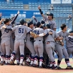 　早大を破って５季ぶりの優勝を決め、喜ぶ慶大ナイン＝神宮
