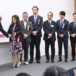 　日本写真協会賞の表彰式で、学芸賞の賞状を受け取る中国新聞社の金崎由美特別編集委員（左から２人目）と報道各社の代表者＝１日午後、東京都内
