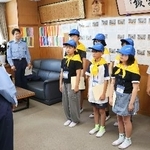 　愛知県警一宮署から感謝状を受け取った一宮市立奥小の防犯少年団員＝１日午前、一宮市