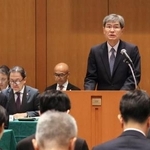 　全国の都道府県警の本部長らを集めた会議で訓示する警察庁の楠芳伸長官＝１日午後、東京都内