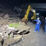 　能登半島地震で行われた「道路啓開」の作業＝２０２４年１月、石川県輪島市（国交省提供）