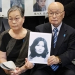 　記者会見で田口八重子さんの写真を手にする兄の本間勝さん（右）と姉の鈴木正子さん＝１日午後、埼玉県川口市役所