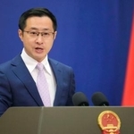 　記者会見する中国外務省の林剣副報道局長＝１日、北京（共同）