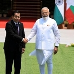 　１日、インド・ニューデリーでモディ首相（右）と握手するミャンマーのミンアウンフライン氏（ロイター＝共同）
