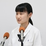 　高校生平和大使の発表記者会見で抱負を語る中尾絢音さん＝１日午後、長崎市役所