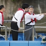 　災害対策支援船から岩淵水門を視察される天皇陛下＝１日午後、東京都北区