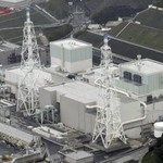 　中国電力島根原発２号機（手前）。奥は１号機＝２０２４年１１月、松江市