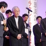 　第６３回ギャラクシー賞のテレビ部門で大賞を受賞した「八月の声を運ぶ男」の関係者ら＝１日午後、東京都内