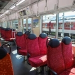 　有料座席指定サービス「すわれ～る」が導入される近鉄の新型車両「６Ａ系」の座席