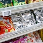 　スーパーの店頭に並んだ白黒包装になったカルビーのスナック菓子「かっぱえびせん」＝１日午後、東京都内