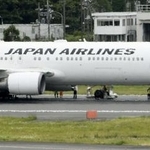 　機体の不具合のため成田空港に緊急着陸した日航機＝５月２９日午後