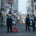 　男女２人が死亡する事件があった現場付近で警戒する警察官＝１日午後７時３分、埼玉県川口市