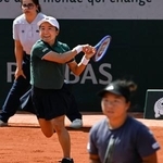 　女子ダブルス３回戦でプレーする青山修子（奥）、梁恩碩組＝パリ（共同）