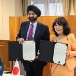 　署名式に参加した片山財務相（右）と世界銀行のバンガ総裁＝１日午前、財務省