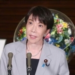 　イランのペゼシュキアン大統領との電話会談後、取材に応じる高市首相＝１日午後、首相官邸