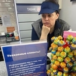 　１日、モスクワ南部の給油所「ＯＲＴＫ」で、「ガソリンの販売は１人当たり６０リットルまで」などと書かれた案内と従業員（共同）