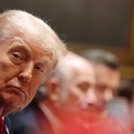 米ホワイトハウスで、閣議に臨むトランプ大統領（ゲッティ＝共同）