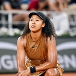 　女子シングルス４回戦でポイントを奪われ、座り込む大坂なおみ＝パリ（共同）