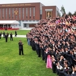 　「中央幹部学校」を訪れた北朝鮮の金正恩朝鮮労働党総書記（左手前）＝１日、平壌（朝鮮中央通信＝共同）