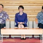 　「かりゆしウエア」を着て閣議に臨む（左から）林総務相、高市首相、茂木外相＝２日午前、首相官邸