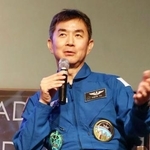 　中高生ら対象のトークイベントで質問に答える油井亀美也飛行士＝１日、米ワシントンのＮＡＳＡ本部（共同）