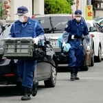 　男の住宅へ入る埼玉県警の捜査員＝２日午前９時１５分ごろ、埼玉県川口市
