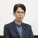　記者団の取材に応じる中道改革連合の階幹事長＝２日午前、国会