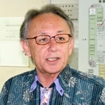 　記者団の取材に応じる沖縄県の玉城デニー知事＝２日午前、沖縄県庁
