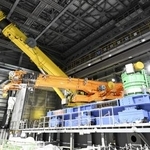 　東京電力福島第１原発２号機の使用済み核燃料プールに残る燃料を取り出すために使うクレーン＝１月、福島県大熊町