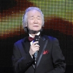 　第３７回歌謡祭で熱唱する菅原洋一さん＝２０１０年１０月、東京都内