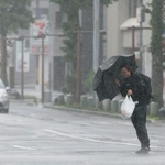 　台風６号の影響で風雨が強まる鹿児島市内を歩く男性。３日にかけて西日本から東日本の太平洋側に近づく恐れがある＝２日午前