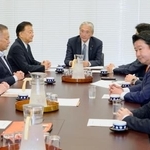　国会で開かれた衆院憲法審査会の幹事懇談会。左手前から３人目は新藤義孝与党筆頭幹事＝２日午前