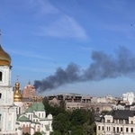　ロシアの攻撃があったウクライナ・キーウの上空に立ち上る煙＝２日（共同）
