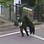　福島製鋼の敷地内で従業員を襲うクマ＝２日午前、福島市（同社提供）