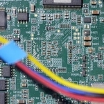 　中国のイベントで展示された基板上の半導体チップ＝２０２５年１０月、北京（共同）