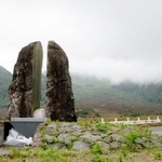 　報道陣が取材拠点にしていた「定点」周辺の慰霊碑＝２日午後、長崎県島原市
