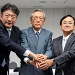 　撮影に応じる東京電力ホールディングス次期会長の横尾敬介氏（中央）ら＝２日午後、東京都千代田区