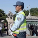 　２０２５年６月４日、天安門事件の犠牲者が眠る墓地付近を警戒する治安当局者＝北京（共同）